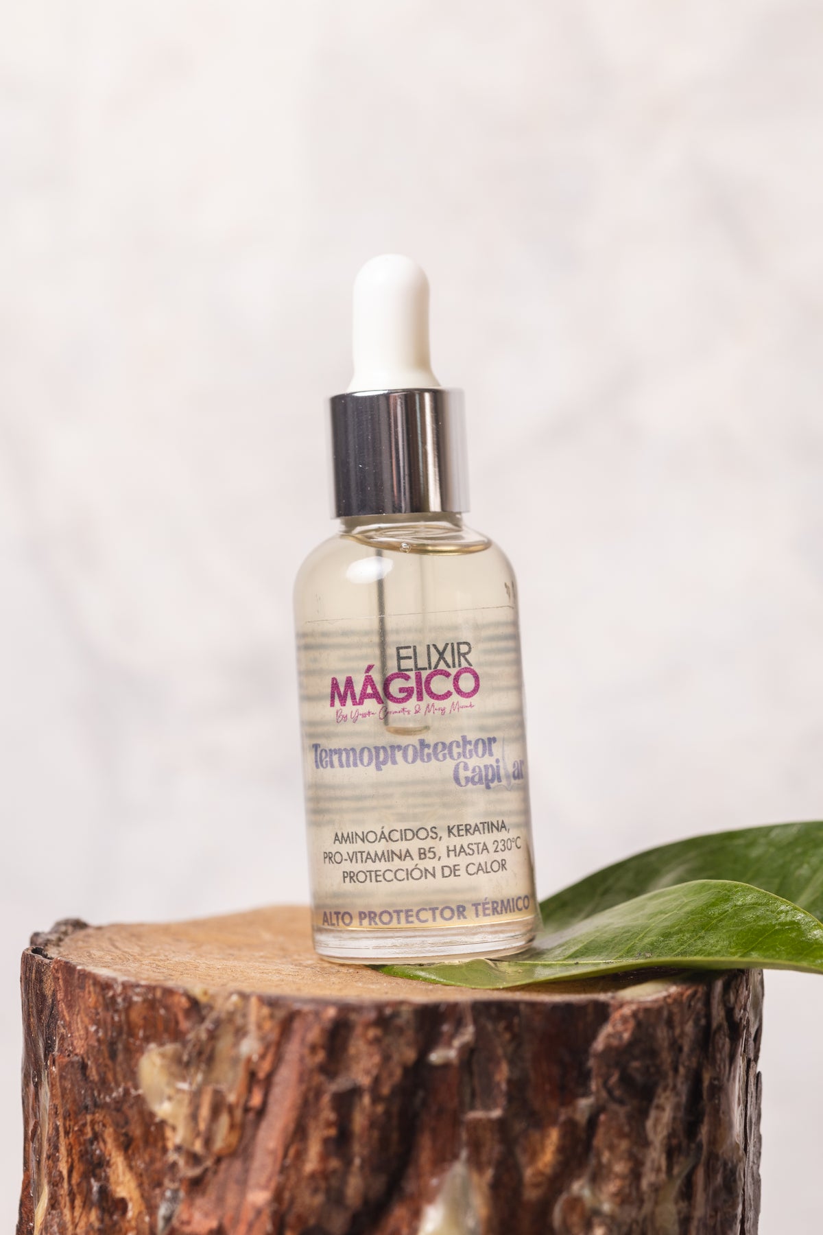 Termoprotector capilar Elixir Mágico aplicado antes de planchar el cabello