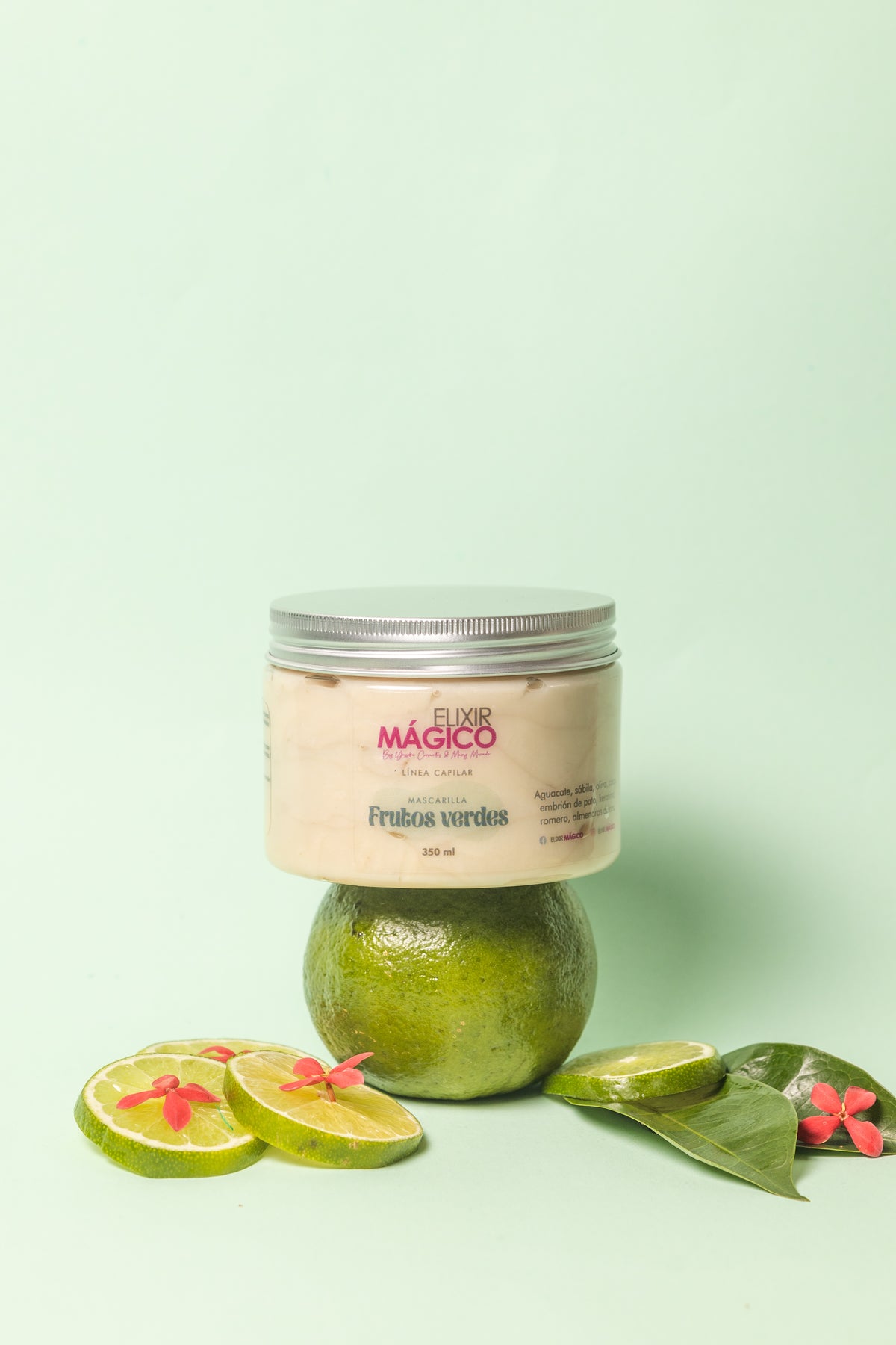 Mascarilla Frutos Verdes Elixir Mágico aplicada en cabello con frizz