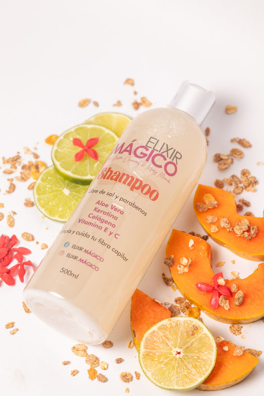 Shampoo Elixir Mágico en uso para limpieza capilar profunda