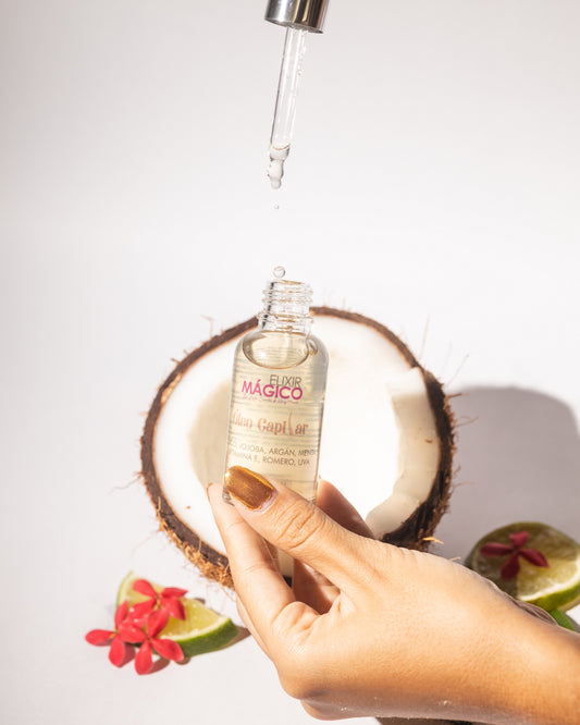 Óleo capilar Elixir Mágico aplicado en las puntas del cabello